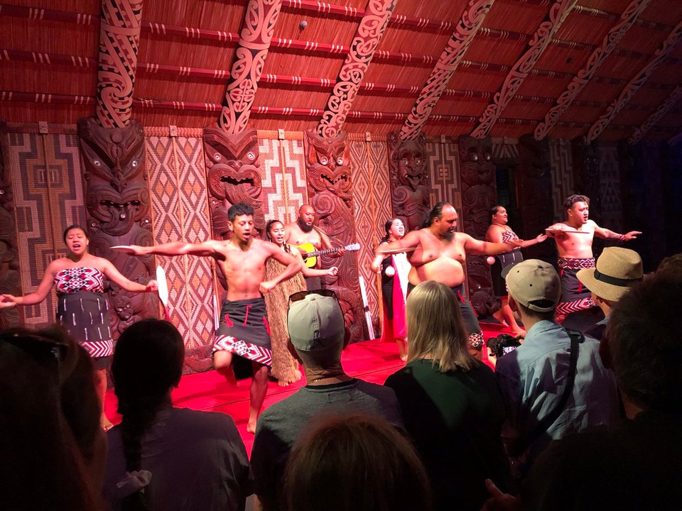 Neuseeland - Waitangi - Wir besuchen noch einmal eine Maori-Vorführung. Manche Lieder und Bewegungen kommen uns bekannt vor. Uns hat die Vorführung in Rotorua besser gefallen.