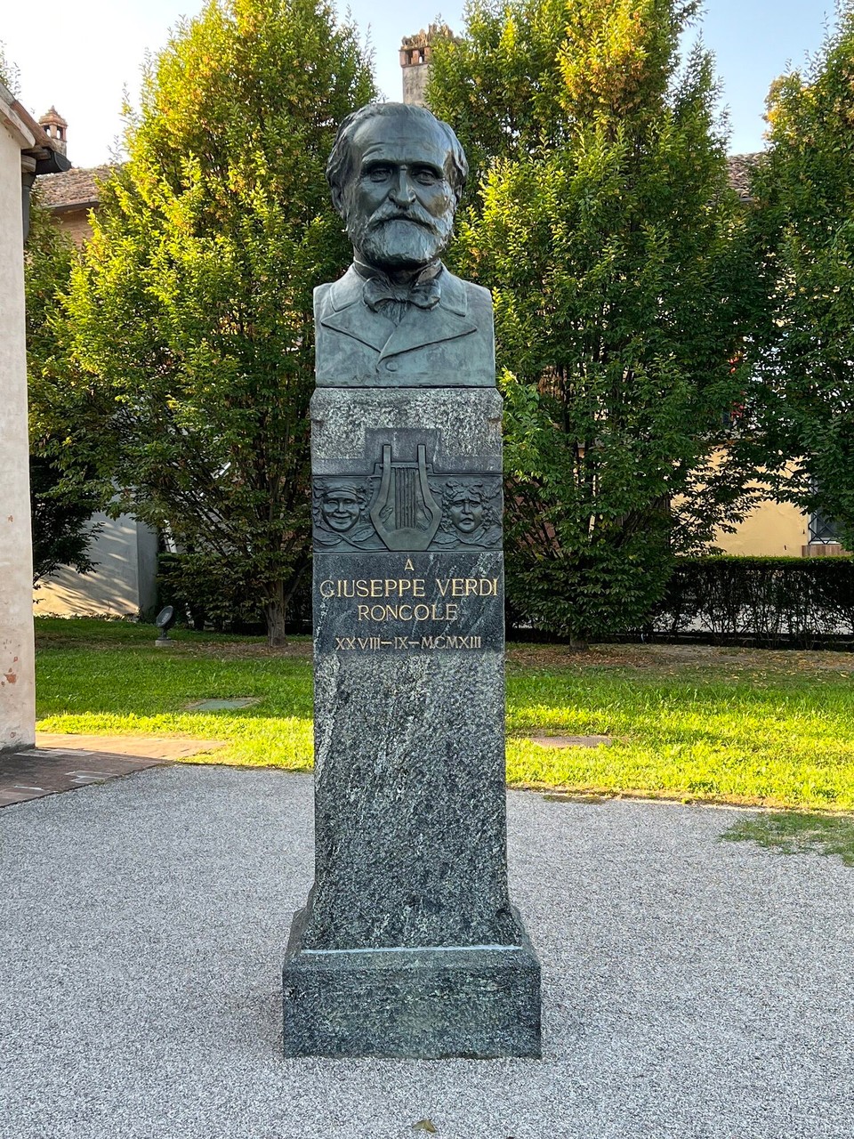 Italien - Busseto - Wir bestaunen derweil die Statue von Verdi😉🤩