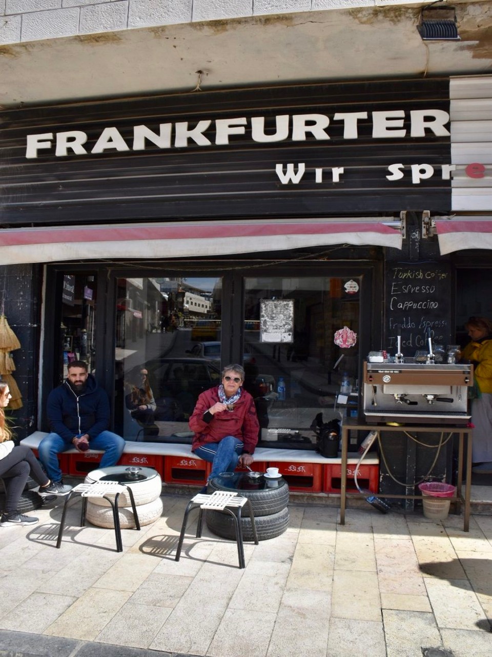 Jordanien -  - Nach so viel Kultur haben wir uns einen Kaffee und was Süßes verdient.
„Frankfurter, wir sprechen Deutsch“ also nichts wie hin.