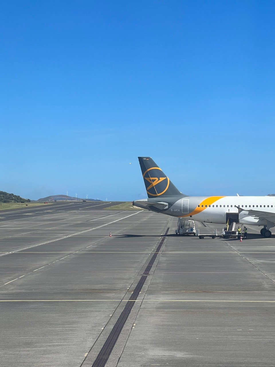 Portugal - Funchal - Stand am Flughafen, Bild aus dem Flugzeugfenster