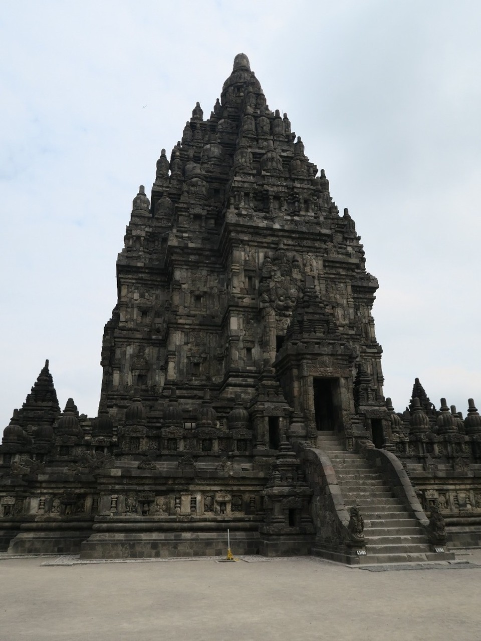 Indonesia - Yogyakarta - 3 temples principaux en l'honeur de Shiva, Vishnu et Brahma ainsi que 3 temples pour leurs animaux