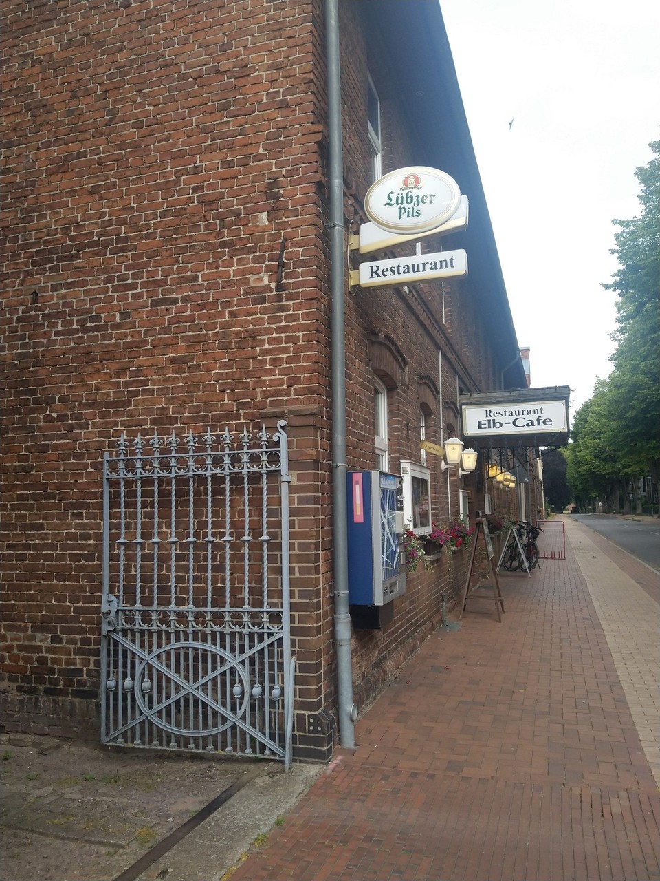 Deutschland - Dömitz - Die Gastronomie liegt ebenfalls brach, aber es ist mir gelungen, das einzige offene Restaurant zu finden. Es gab Roulade und feines Pils vom Fass.
