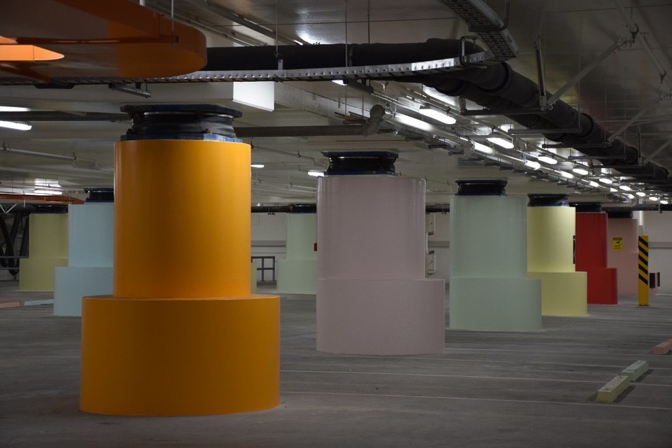 Neuseeland - Christchurch - Ein erdbebensicheres Parkhaus dank der großen Stoßdämpfer zwischen den Säulen und der Decke