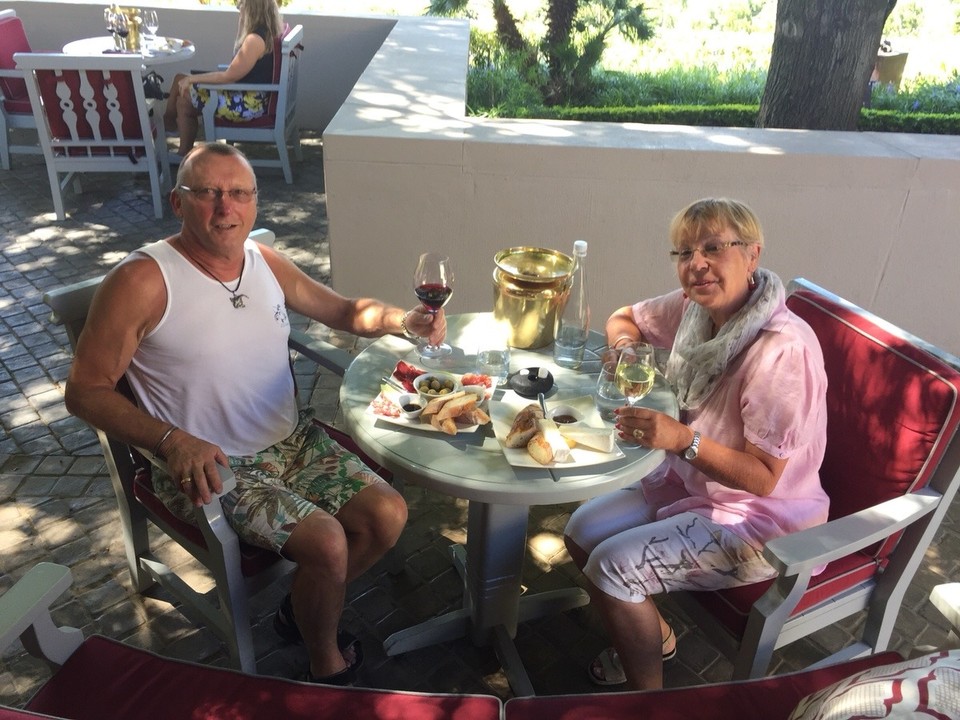 Südafrika - Stellenbosch - Delaire Vesperplatte mit Wein