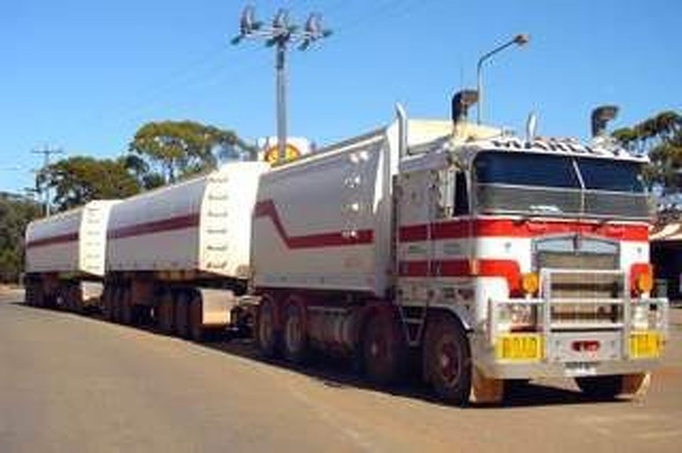 Australien - Esperance - Road Train seitlich 