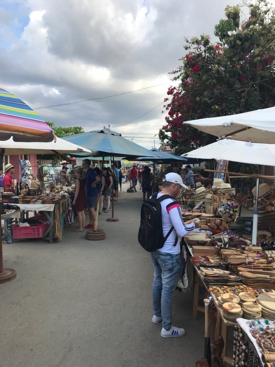 Kuba -  - Ein Markt in Viñales! Mille hat ca. an jedem Stand was gekauft 😂😂