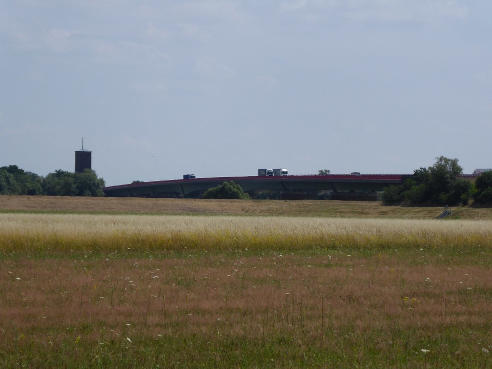 Deutschland - Lutherstadt Wittenberg - Es ist die Autobahn nach Berlin und seit inzwischen Jahrzehnten schwöre ich jedes einzelne, verdammte Mal, wenn ich sie fahre, dass ich sie eines Tages per Fahrrad unterqueren werde. Jedes Mal. Ohne Ausnahme. Und das waren wegen Berliner Familie schon sehr, sehr viele.