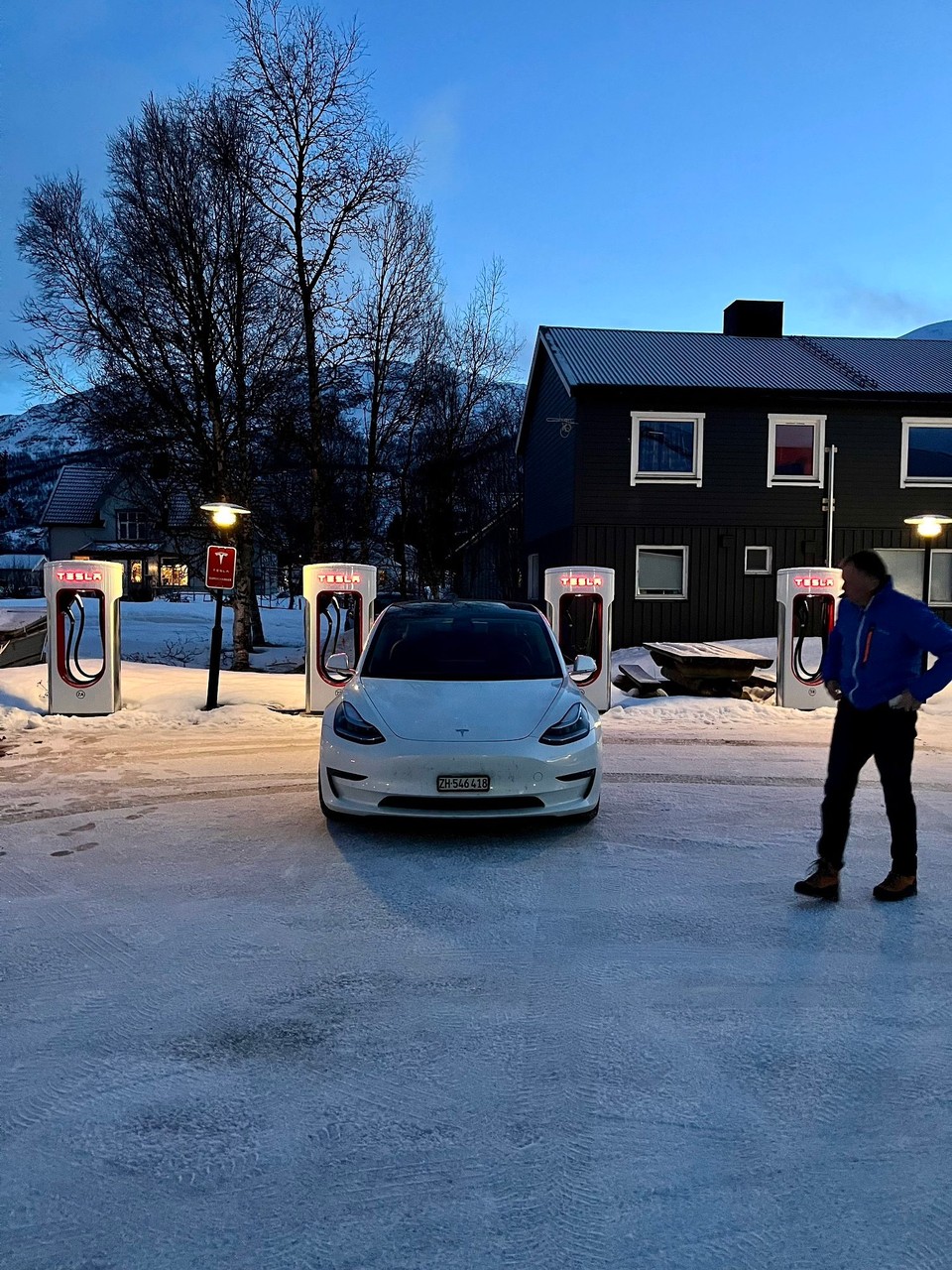Norwegen - Samuelsberg - … einmal mehr: laden.
Heute haben wir Ladestationen von verschiedenen Anbietern ausprobiert. 
