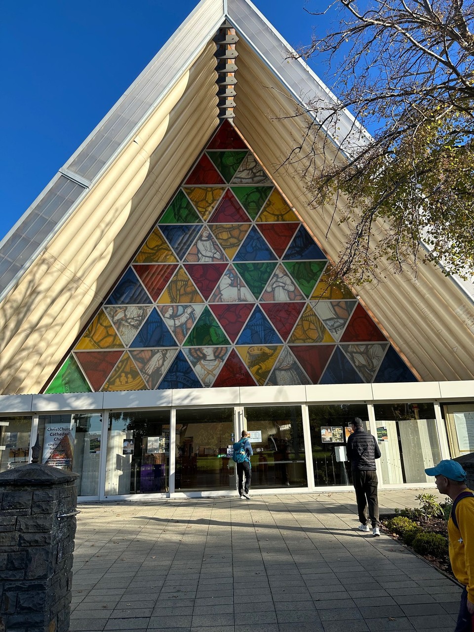 Neuseeland - Christchurch - die Ersatzkirche in Christchurch nach dem Erdbeben aus 20m langen Papröhren mit Carbon versiegelt 