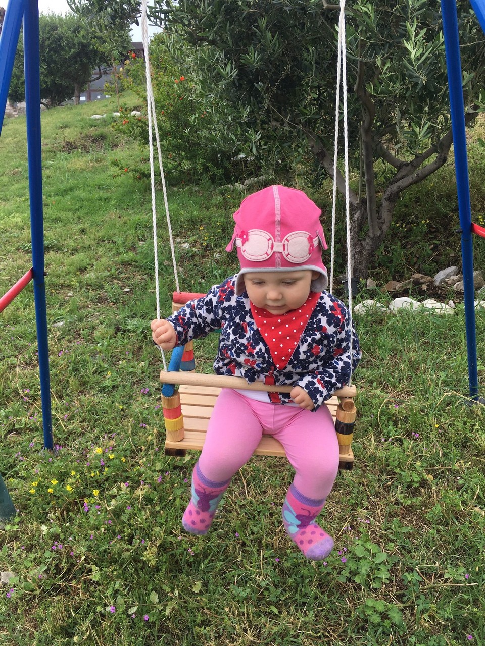 Montenegro -  - Lelia hat das erste mal alleine geschaukelt - sie fand es ganz gut, bis das ganze Gestell fast umgefallen ist..