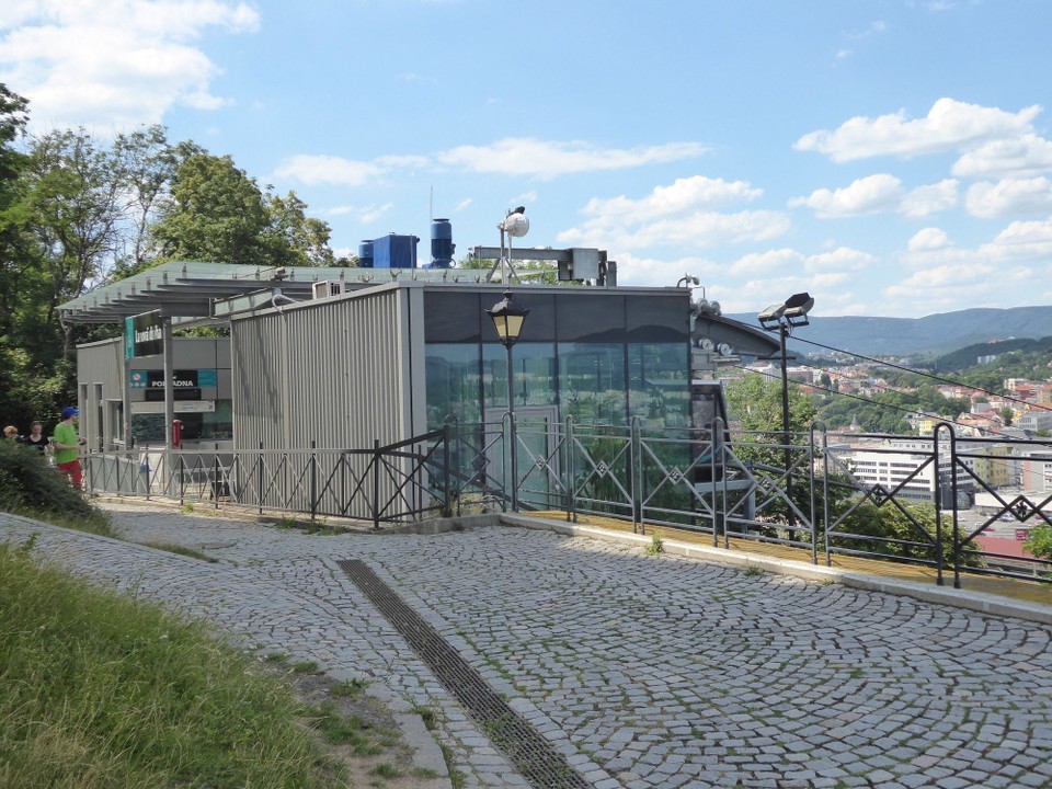 Tschechien - Ústí nad Labem - Was ich vergessen hatte: Ich musste den Weg wieder runter. Und ich bin die weltgrößte Bergabfahrschisserin. 3 m habe ich geschafft, dann habe ich geschoben. Muss man auch erstmal schaffen. Bergauf fahren und bergab schieben. So doof! Außerdem hätte ich auch Seilbahn fahren können 😱🙈.