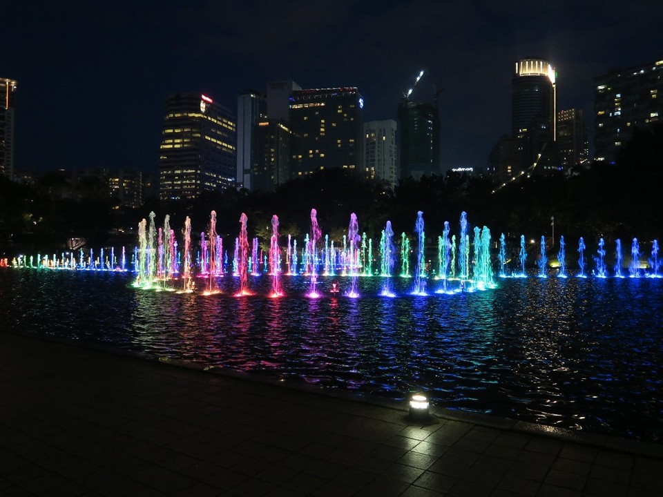 Malaysia - Kuala Lumpur - Jeux de lumieres devant les...