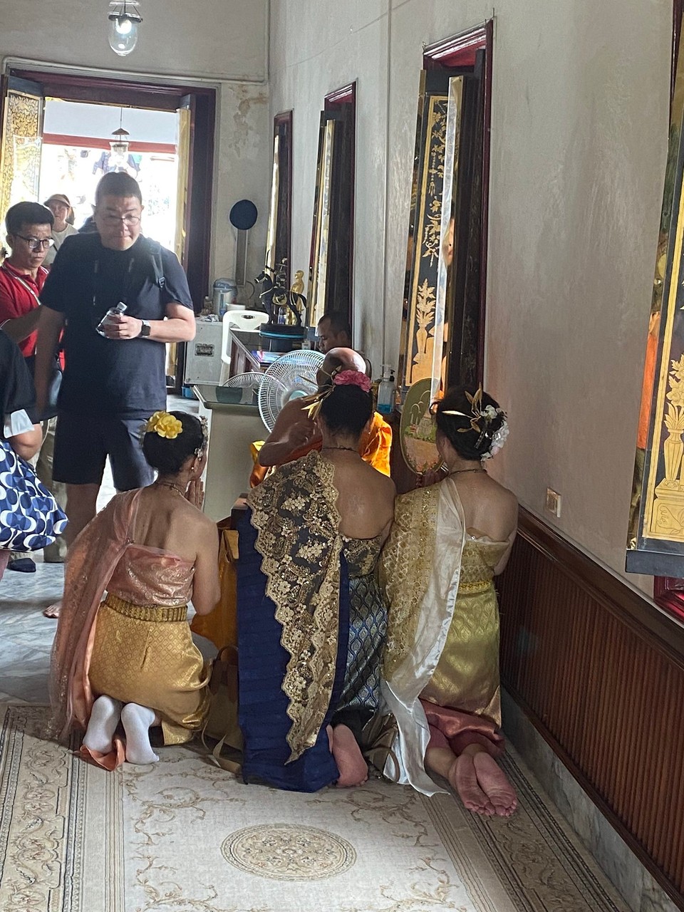 Thailand - Bangkok - Hier haben wir einer Zeremonie zugeschaut. Leider konnten wir nicht ergründen, was die Damen hier erbeten und erhalten haben.