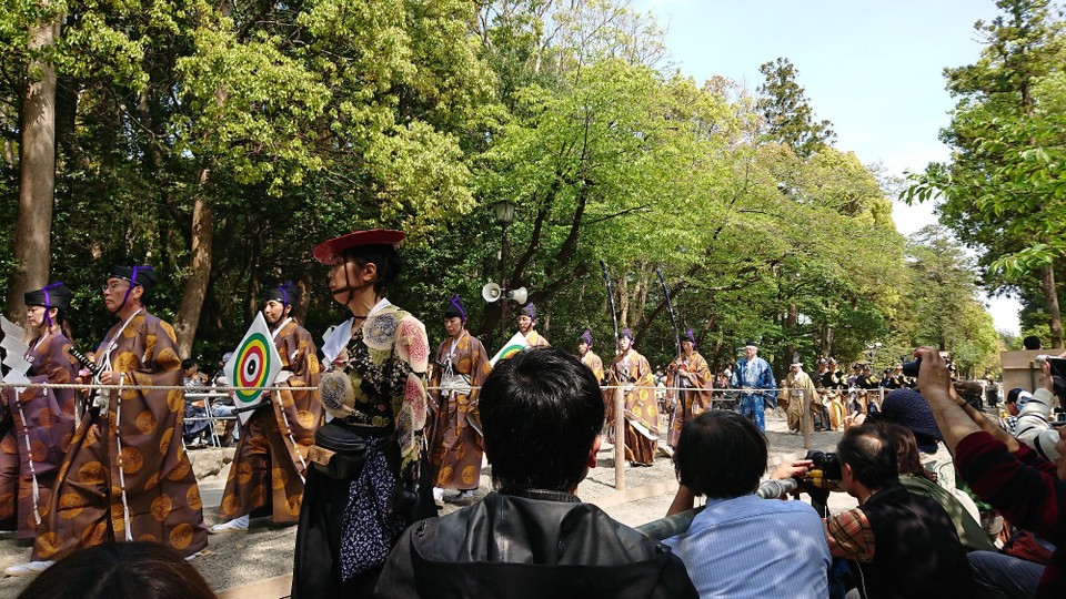Japan - Kamakura - Die Prozession segnet die Pferderennbahn.