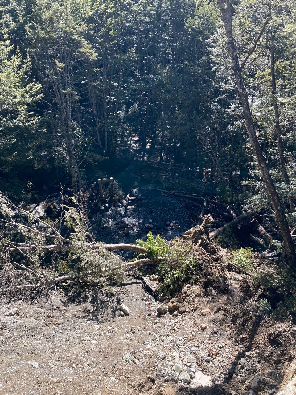 Neuseeland - Queenstown-Wakatipu Ward - Unser Track (Mount Crichton Loop) ist eigentlich geschlossen, jetzt sehen wir auch warum… Die Brücke hat dem Unwetter von letzter Woche nicht standgehalten 🙈 Zum Glück ist das Wasser nicht so tief, sodass wir unsere Runde trotzdem fortsetzen können 😎