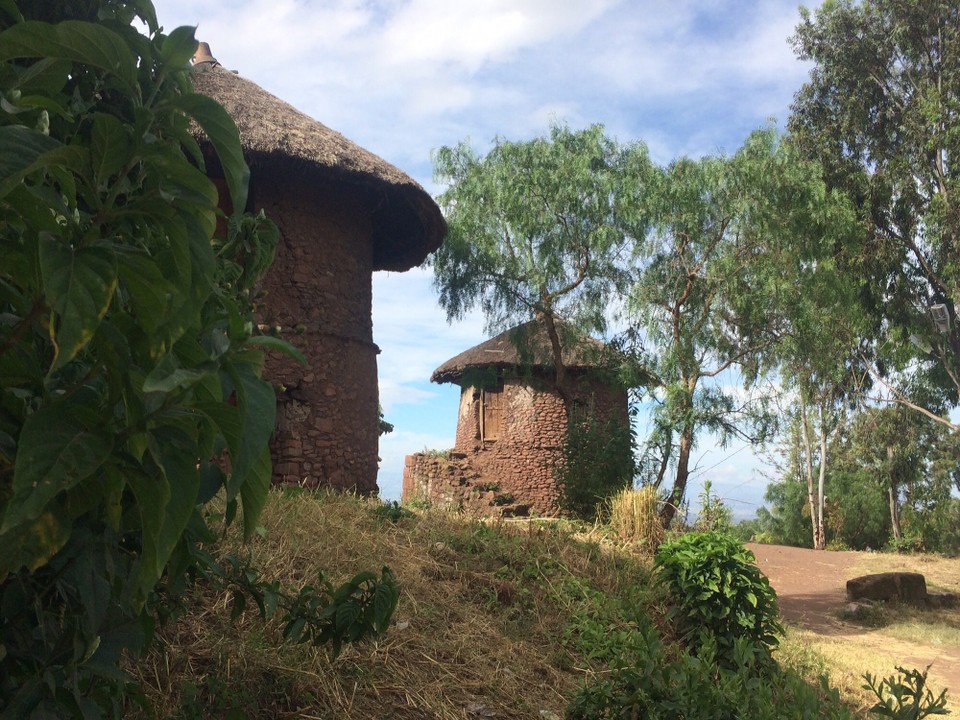 Äthiopien - Lalibela - Doppelstöckige Tukuls (Rundhütten) waren bis vor 20 Jahren die typische Bebauung 