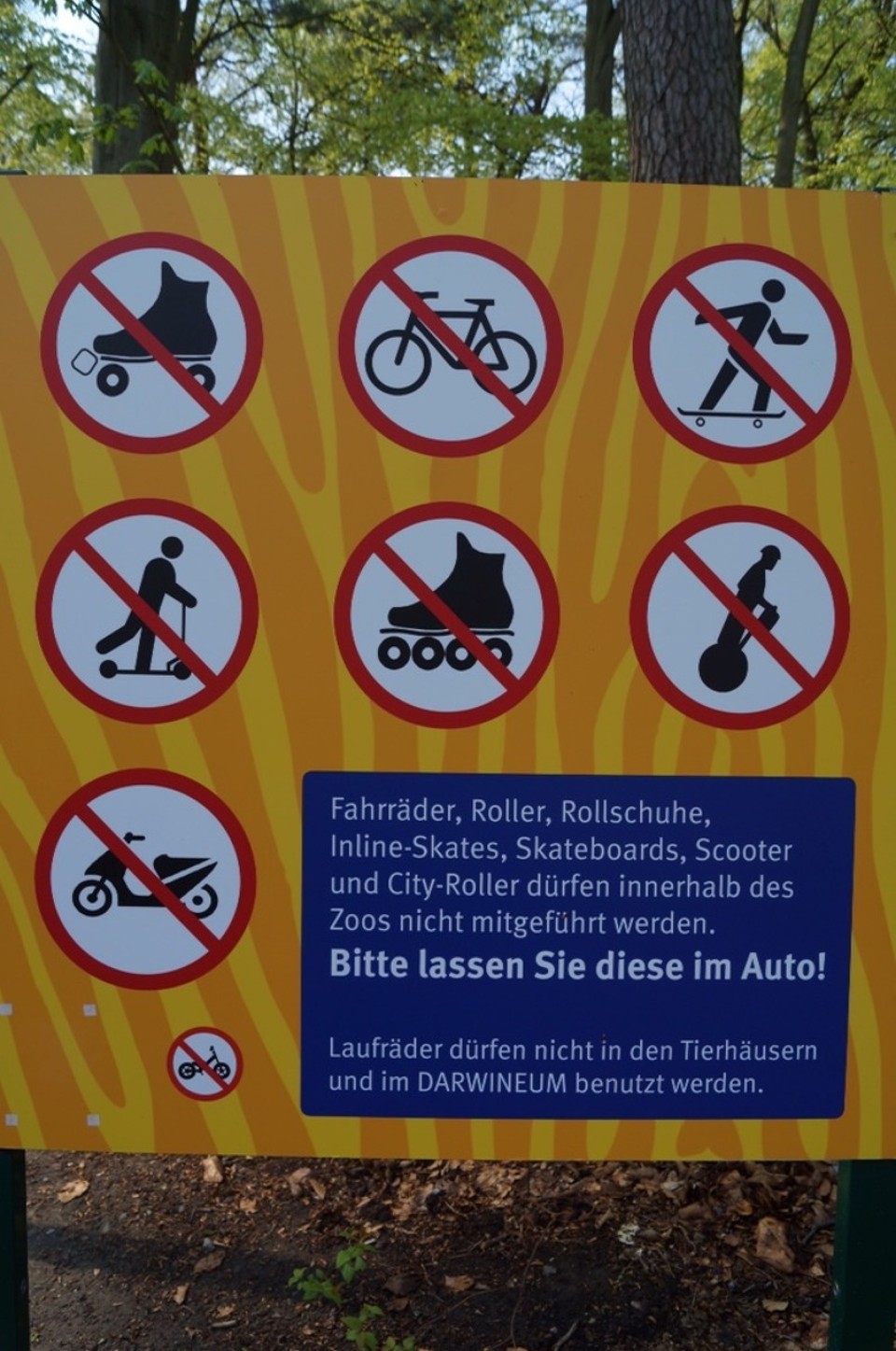 Deutschland - Rostock - Hier fragte ich mich wie passt ein Motorroller in ein normales Auto rein ;) .