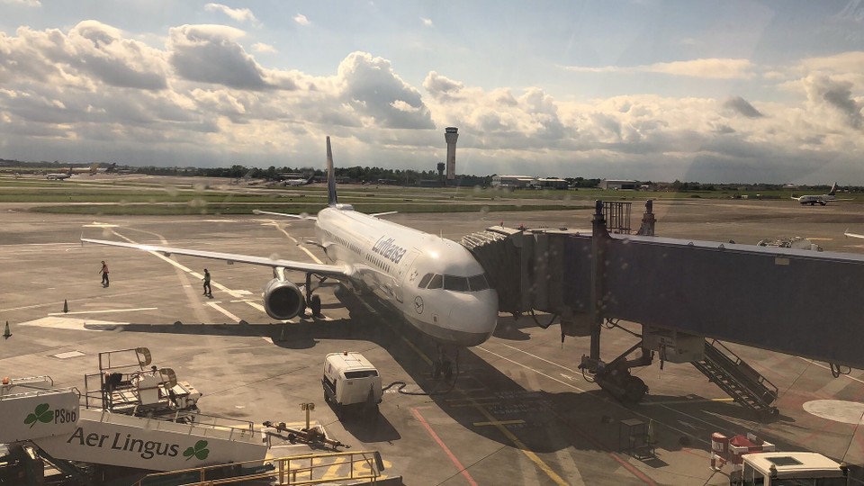 Irland - Swords - Eben kam auch schon das Flugzeug an, mit dem ich gleich fliege.