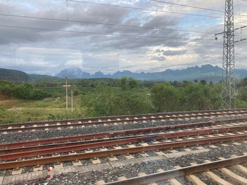 Laos - Vang Vieng - Der Zug fährt relativ schnell und fast nur gerade, es geht durch ganz viele Tunnel 😅