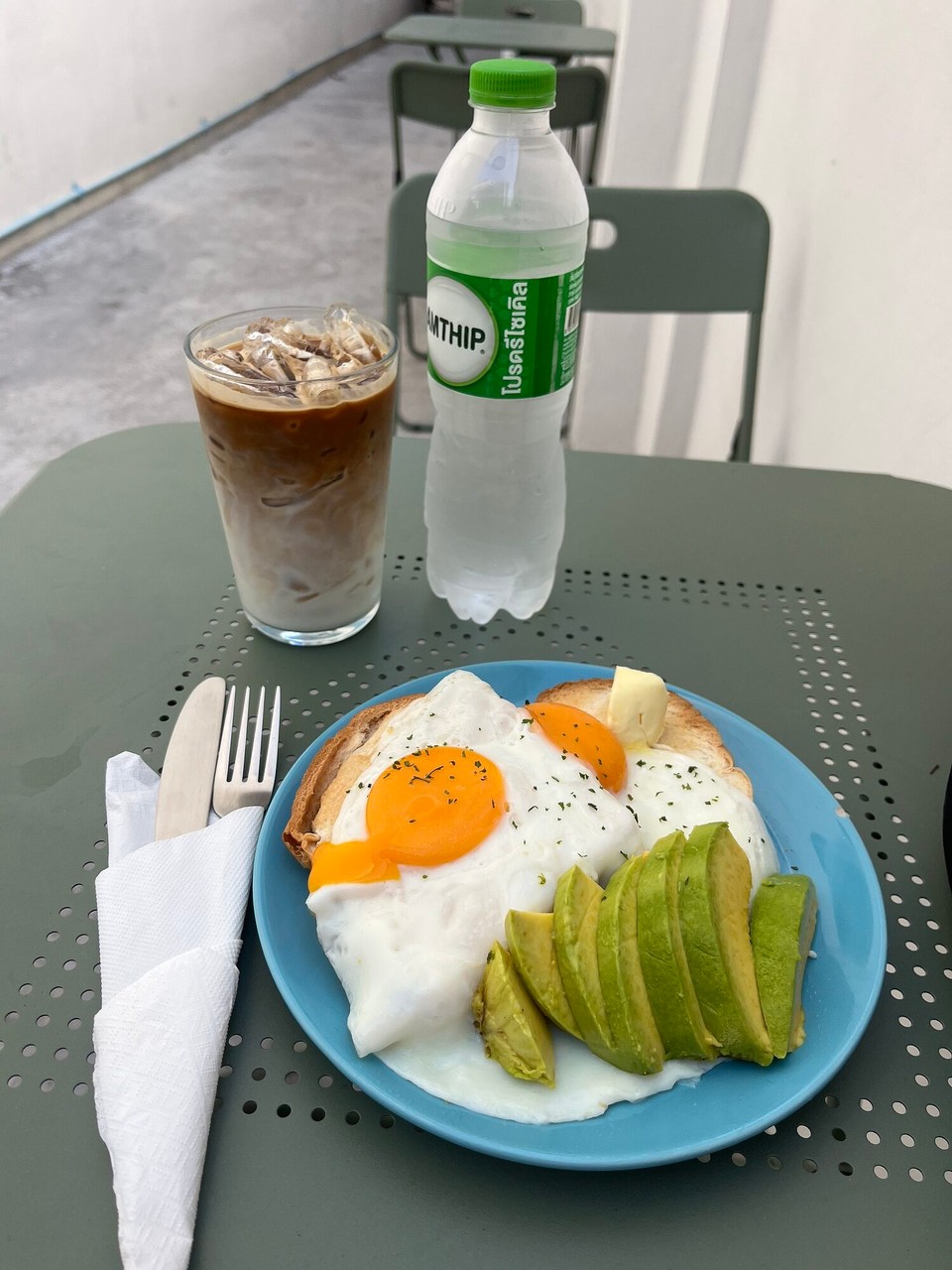 Thailand - Bangkok - After waking up at 4am, by 7am I thought it would be a good idea to get up and fuel my stomach before my tour began at 8.45am. First solo breakfast at a place near my hotel called Sunny Side Up. Avacado Toast and an iced latte for £3! 