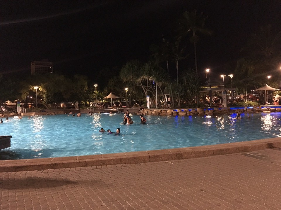 Australien - South Brisbane - Free Pool. Mitten in der Stadt. Inklusive Sand. Abends um acht war da immer noch die Hölle los. Viele Familien mit Kindern. 