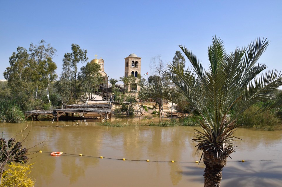  -  - Die Taufstätte Jesu. Die Leine ist die Grenze zu Jordanien auf jeder Seite stehen Soldaten mit dem Gewehr im Anschlag.