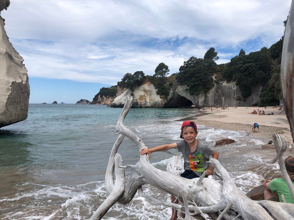 Neuseeland - Hahei - Der Strand hier ist herrlich. Die einen klettern auf Felsen herum ...
