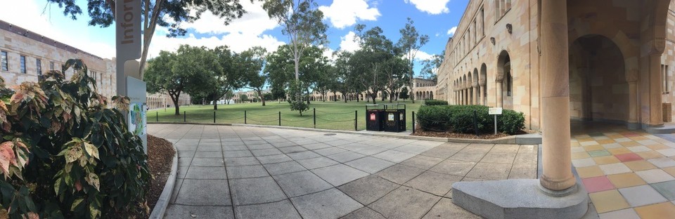 Australien - South Brisbane - Das ist der Great Court. Anders als alles was ich aus Deutschland kenne. Und das ist nur ein Teil vom Campus. Eigentlich muss man den nie verlassen-gibt alles: Apotheke, Friseur, Reisebüro, Kino, essen, 24/7 Bibliothek. Ich bin wirklich beeindruckt 