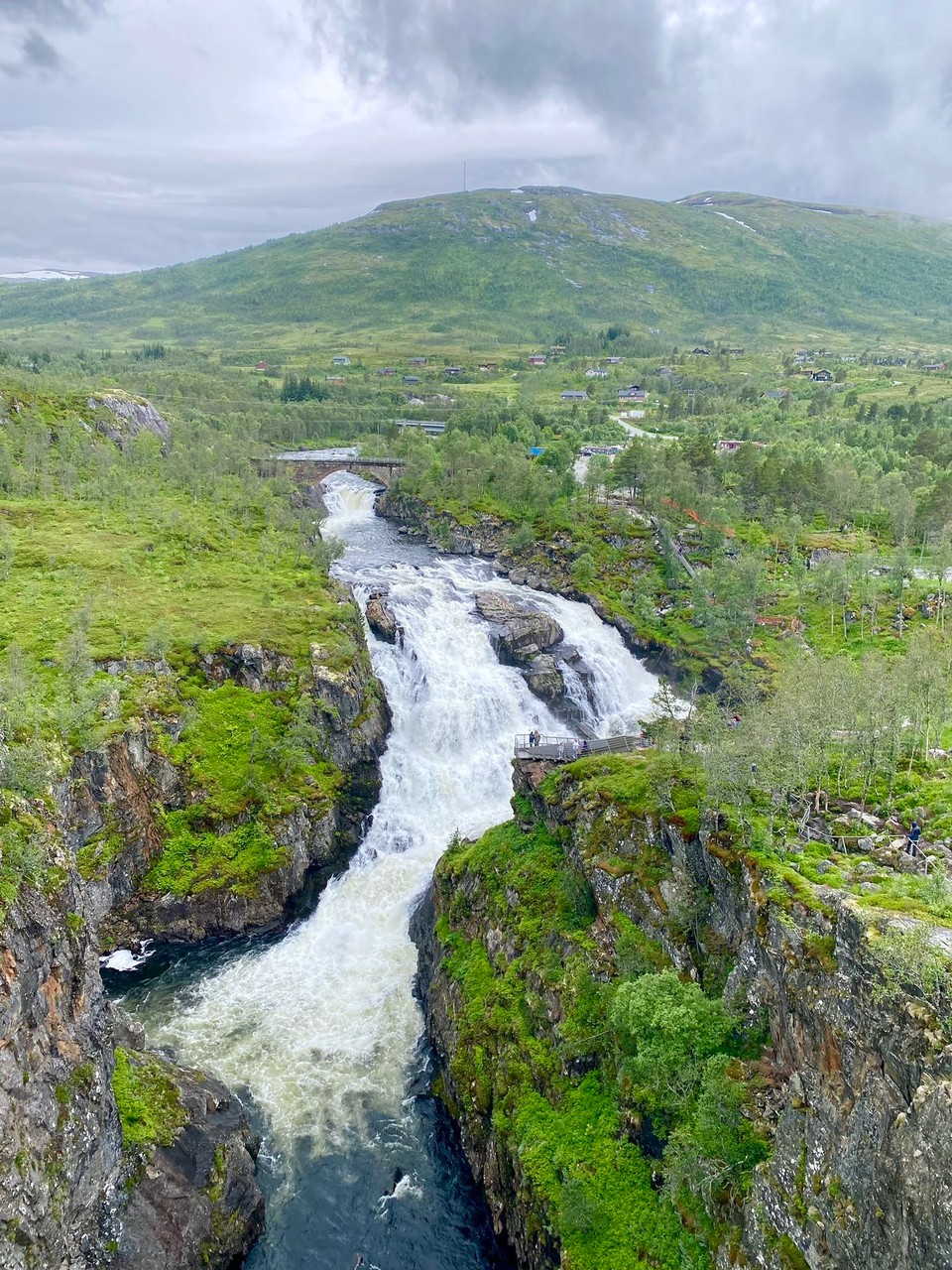 Norwegen - Vøringsfoss - Im Hintergrund die Hochebene Hardangervidda. Es ist der grösste Nationalpark von Norwegen und der Lebensraum von vielen wilden Rentieren