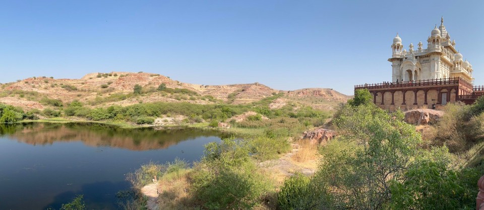 Indien - Jodhpur - Das Mausoleum welches die Lieblings Frau des Maharadscha nach dessen Tod errichten ließ liegt traumhaft an einem kleinen See wie aus 1001 Nacht.