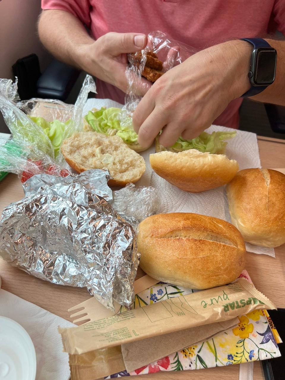 Deutschland - Kassel - Zubereitung eines Schnitzelburgers