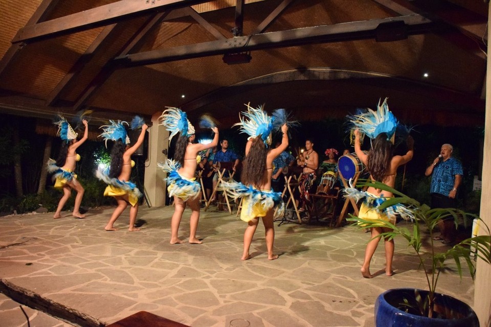 Cookinseln - Rarotonga - Am Anschluss waren wir noch bei einer "Island Night" - diesen Hüftschwung macht den Tänzerinnen so schnell keiner nach :) 