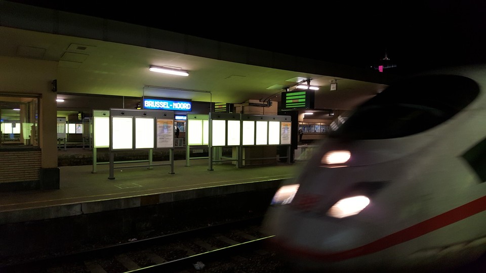 Deutschland - Frankfurt am Main - Ich landete um 23:00 Uhr wieder in Brüssel. Leider ging von dort kein Zug mehr Richtung Deutschland. Ich habe die Nacht mit anderen Leidensgenossen auf einer Bank im Flughafen verbracht. Am Samstag ging es um 05:15 Uhr mit dem Zug weiter nach Ffm. Am Sonntag Abend geht's weiter.....