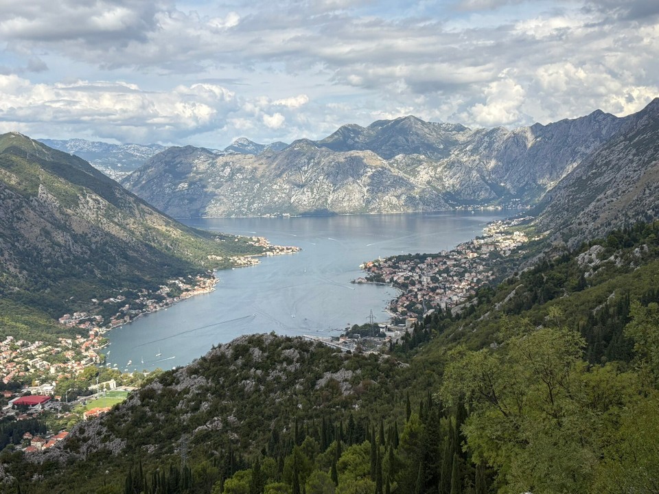 Montenegro - Cetinje - …aber tollem Ausblick!