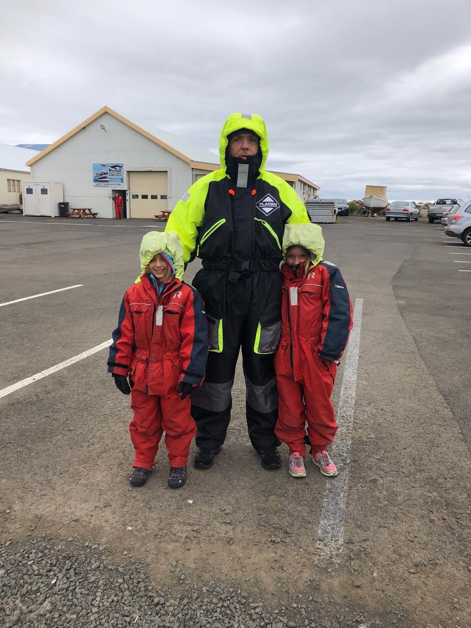 Island -  - In Hauganes angekommen starten wir unsere Whale Watching Tour und werden zuerst einmal mit allem Nötigen ausgestattet. Hauganes liegt direkt am Eyjafjörður. Am südlichen Fjordende liegt die Stadt Akureyri, der Hauptstadt des Nordens und zweitwichtigsten Stadt des Landes.