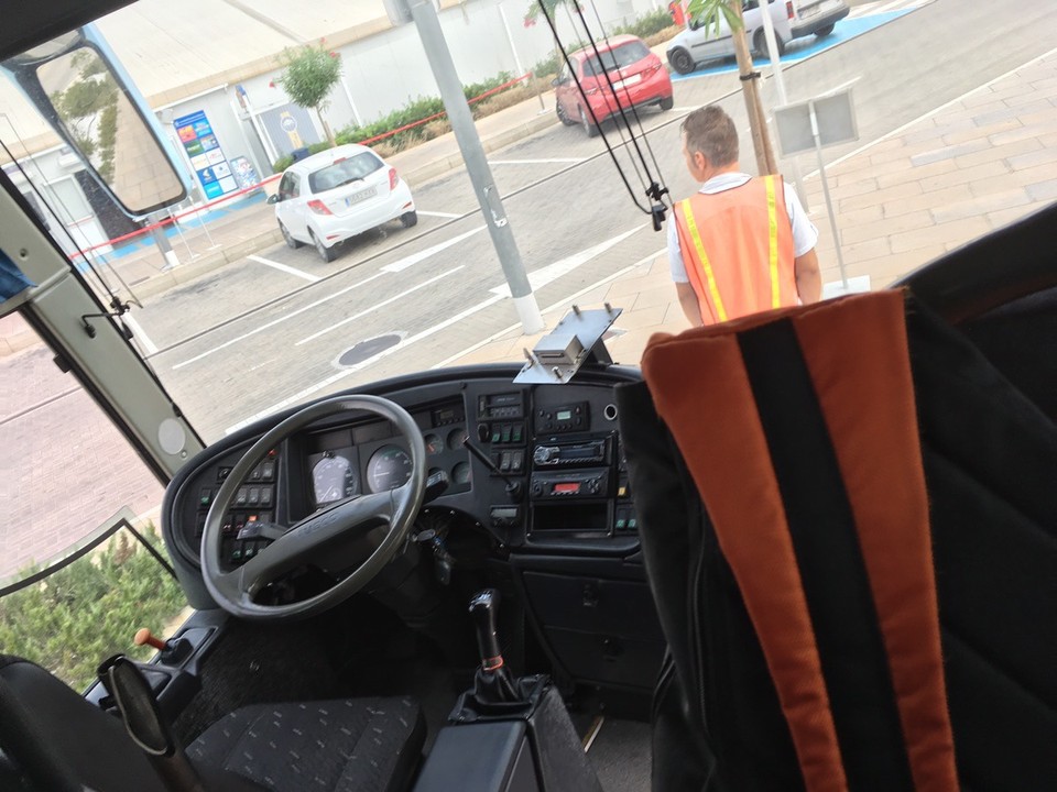 Spanien - Ibiza - So nun sitzen wir seit einer gefühlte Ewigkeit im Bus und warten.