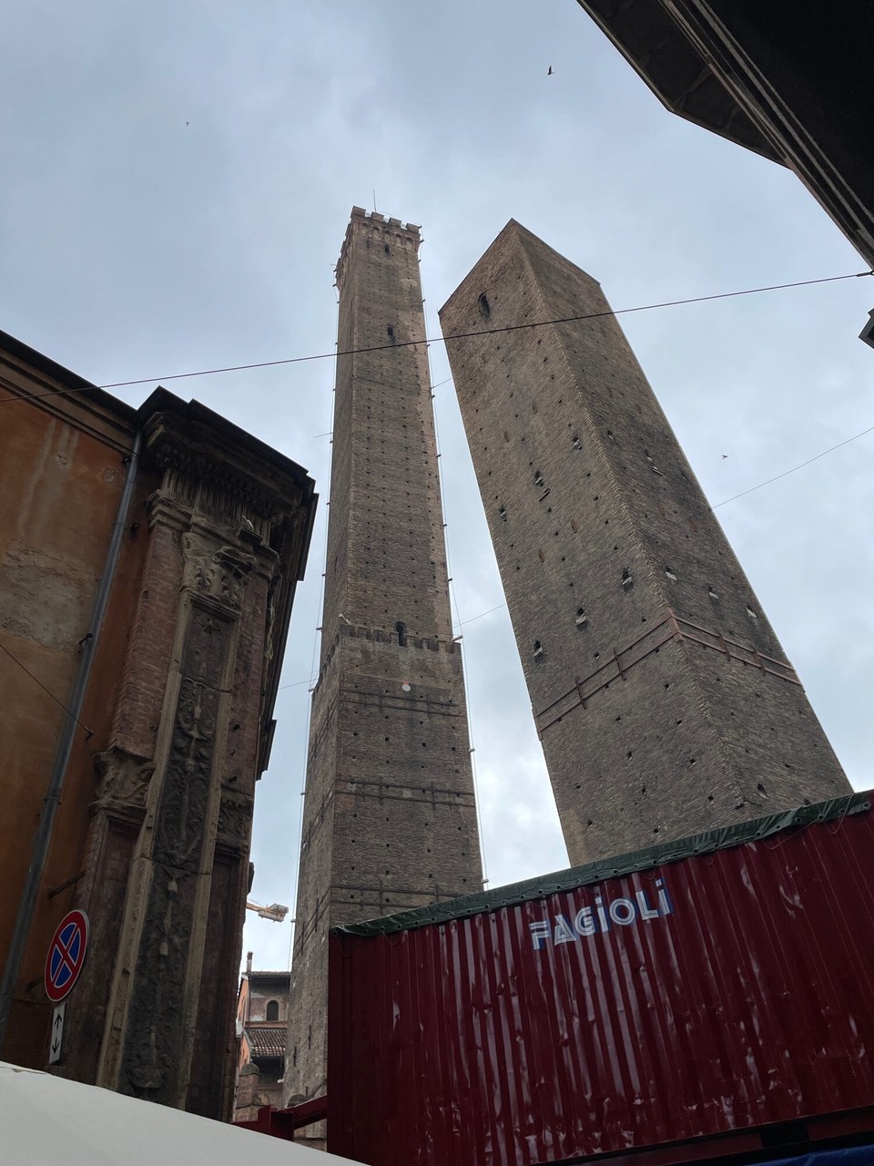 Italien - Bologna - Auch von Hinten ist der Torre Garisenda (rechts) neben dem Torre Asinelli ganz schön schief