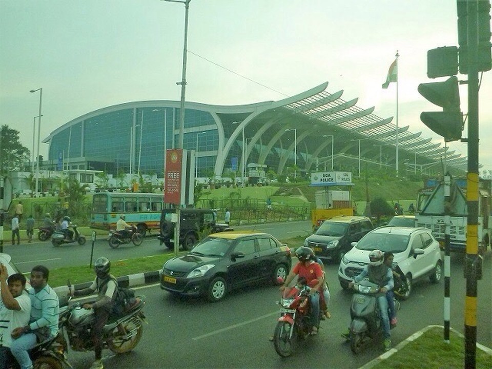 Indien - Marmagao - Mittendrin der saubere Flugplatz von Goa