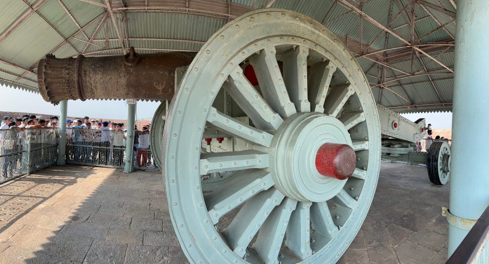 Indien - Jaipur - Die große Kanone der Welt 20 Elefanten wurden benötigt die Kanone zu ziehen. Für einen Schuss wurden 500kg Schwarzpulver benötigt um die 50kg Stahlkugel zu schleudern. Mit der Kanone wurde nur ein Test Schuss abgegeben.