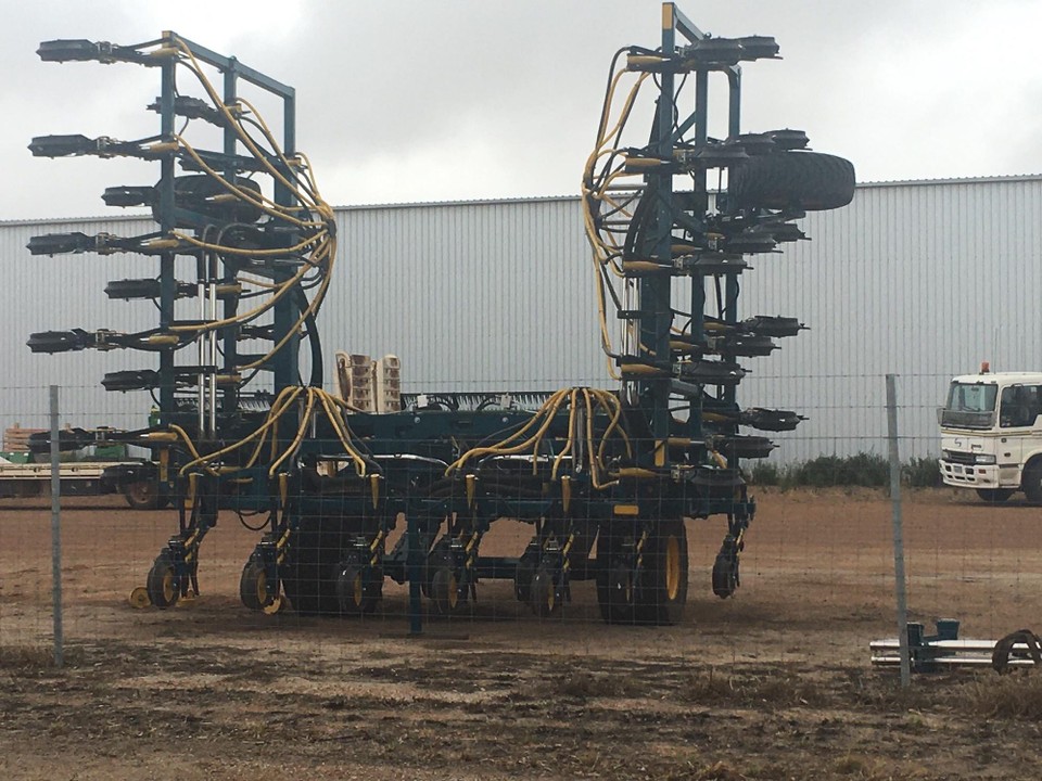 Australien - Rockingham - Am Wegesrand waren Agrar Maschinen wie diese Maschine zum Säen 