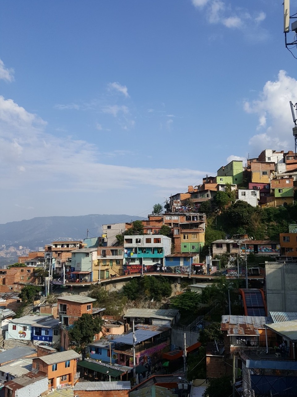 Kolumbien - Medellín - Es war echt beeindruckend hier unterwegs zu sein und die Storys zu hoeren und die Atmosphäre zu spüren. Wenn man weiß, wie man in das Viertel gelangt, kann man ohne Bedenken alleine dahin gehen. Es empfiehlt sich aber eine Tour zu machen, da das Hintergrundwissen ansonsten fehlen würde.