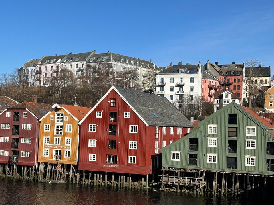 Norwegen - Trondheim - Die historischen Kaianlagen von Trondheim. 
Die Gebäude stehen auf beiden Seiten des Kanals des Flusses Nidelven und wurden ursprünglich als Lager für Waren wie Getreide, Zucker, Salz und Fisch genutzt.

