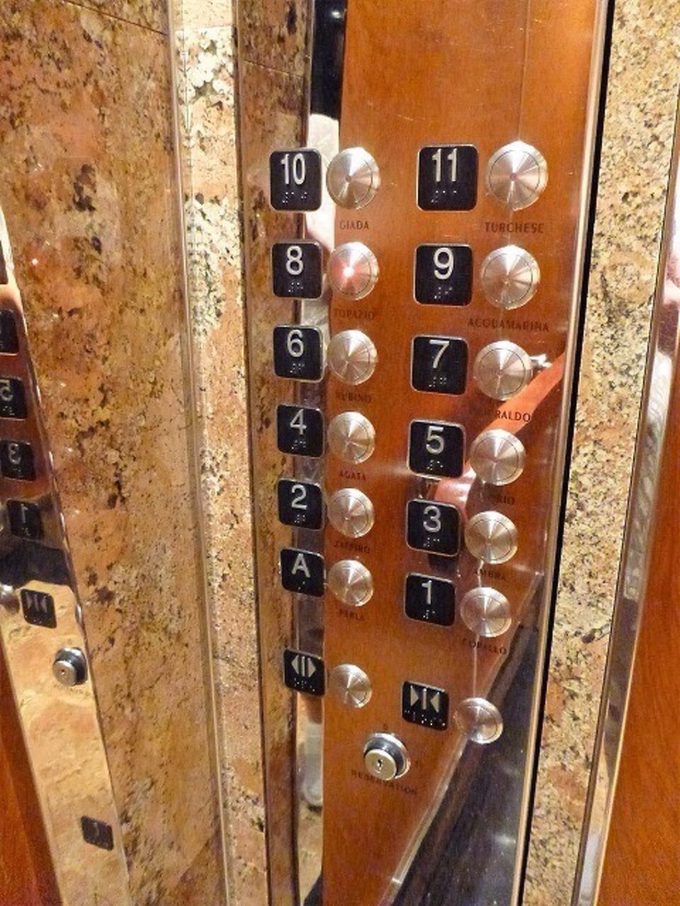  -  - Die Liftknöpfe sind poliert