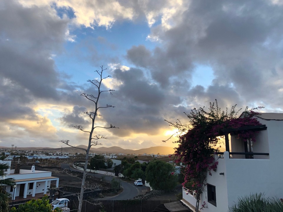 Spanien - La Oliva - Der obligatorische Sundowner auf der Terrasse 