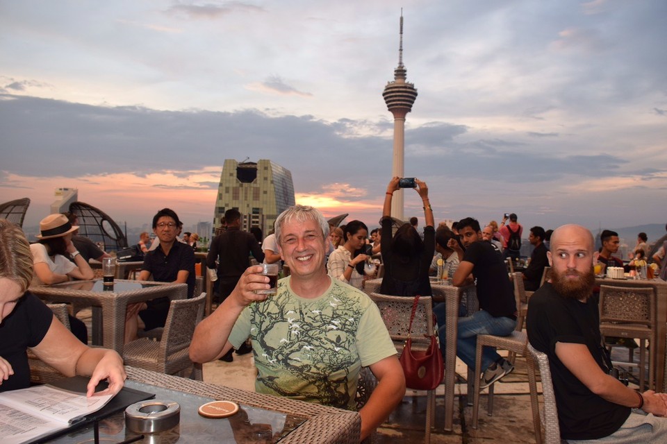 Malaysia - Kuala Lumpur - Ein kleiner Geheimtipp, auf dem Menara KH Hochhaus öffnet um 18:00 Uhr im 34 Stock die Helibar, da 1 Stunde später der Hubschrauber Landeplatz geschlossen ist wird dieser dann als Bar over the Top geöffnet.
Hier kann man dann seinen Drink mit nach oben nehmen und hat Abends dann den besten Ausblick unter freien Himmel.