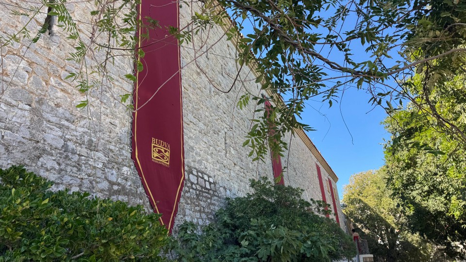 Montenegro - Budva - Die Altstadt von Budva ist eine über 2.500 Jahre alte, von venezianischen Mauern umgebene Halbinsel an der montenegrinischen Adria.