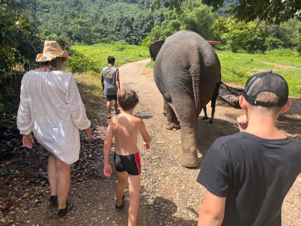Thailand - Phanom - Auf dem Weg zum Baden und Schrubben