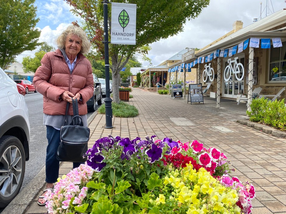 Australien - Tungkillo - Heute Do 23. Jan. machten wir eine Rundreise in die Adelaide Hills.
Hier erster Stop in Hahndorf.
Kalt, Temp. 14 Grad. hatte letzte Nacht geregnet