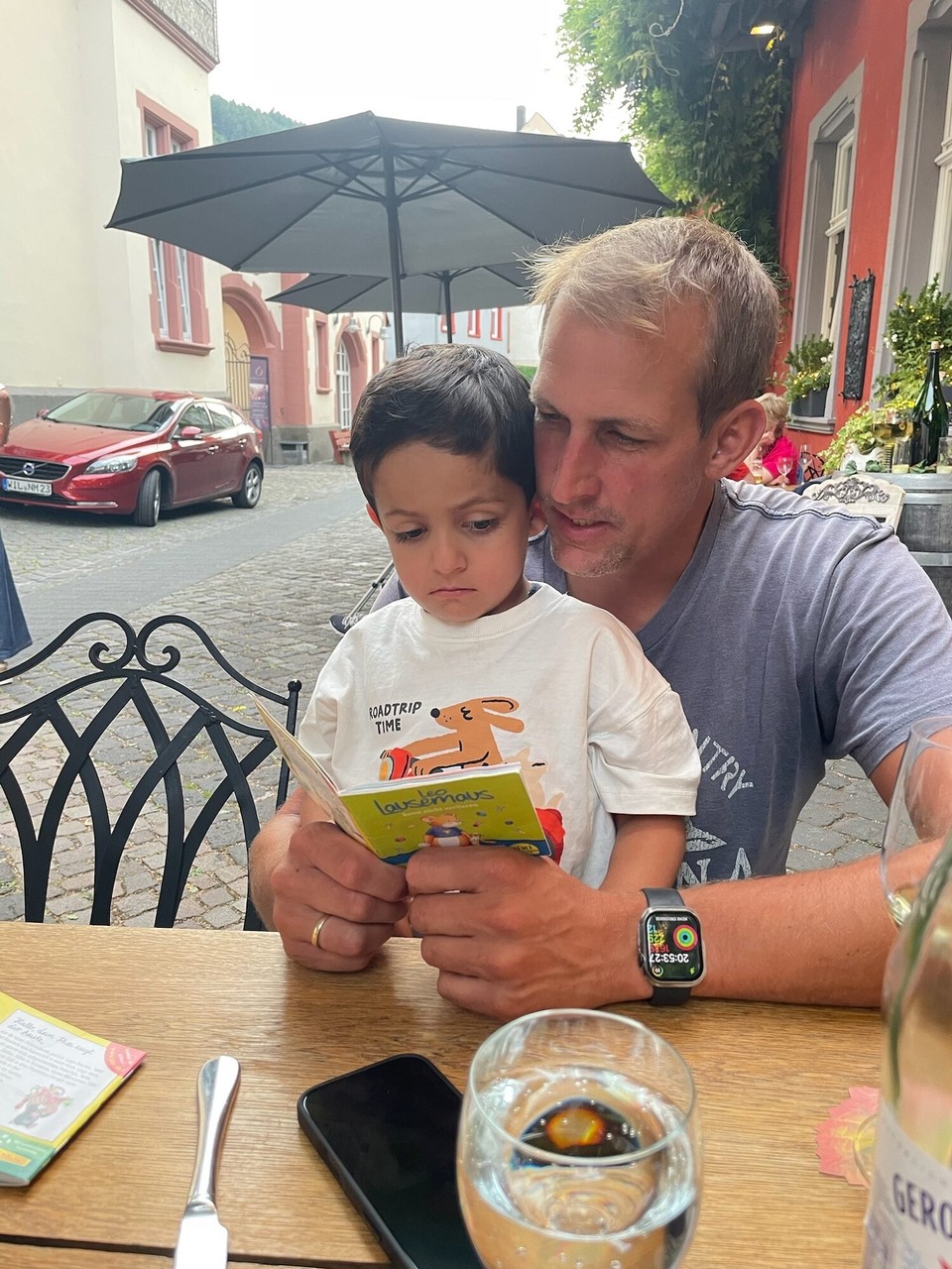 Deutschland - Traben-Trarbach - Zurück in Traben-Trarbach gab es erstmal Abendessen im Restaurant. Die Wartezeit auf das Essen wurde mit Lesen verbracht.