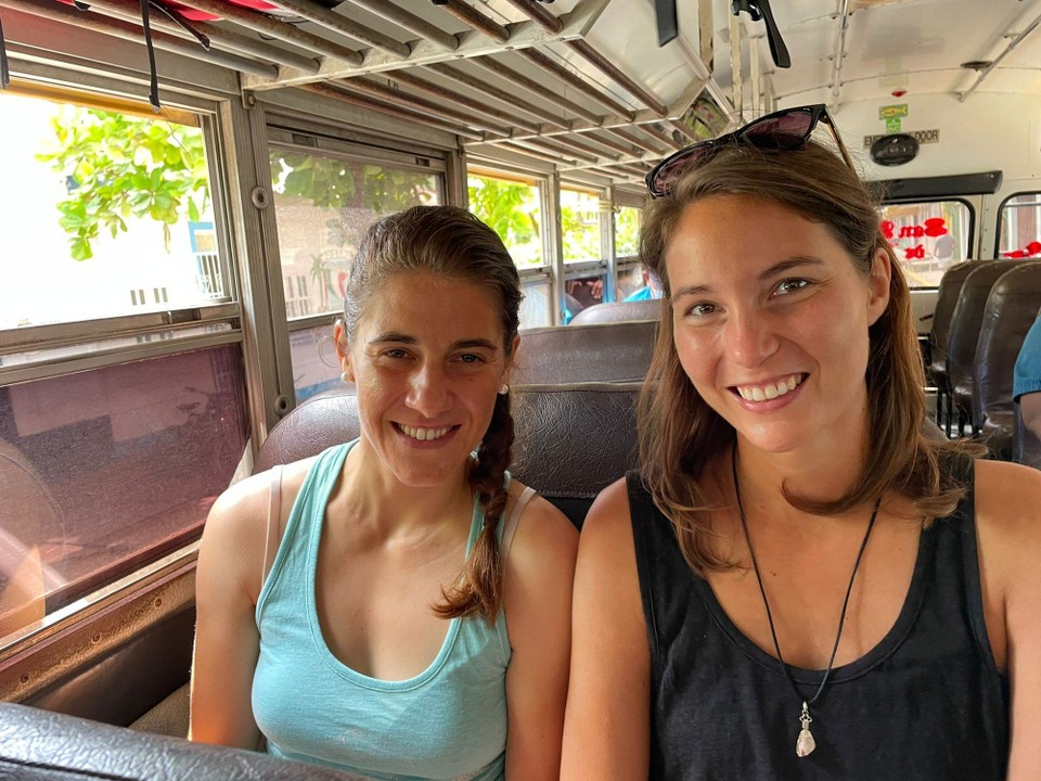 Nicaragua - San Juan del Sur - Las dos chicas suizas en el 'Chickenbus' 